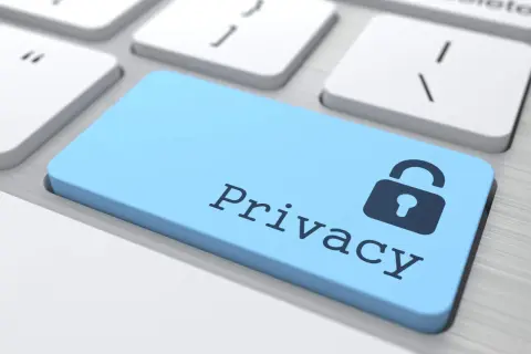 Klawisz "Privacy" z ikoną kłódki symbolizuje bezpieczeństwo w usługach cyfrowych i rozrywce online.