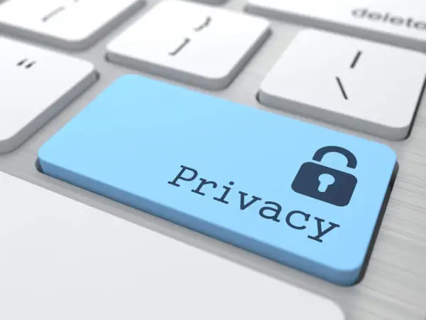 Klawisz "Privacy" z ikoną kłódki symbolizuje bezpieczeństwo w usługach cyfrowych i rozrywce online.